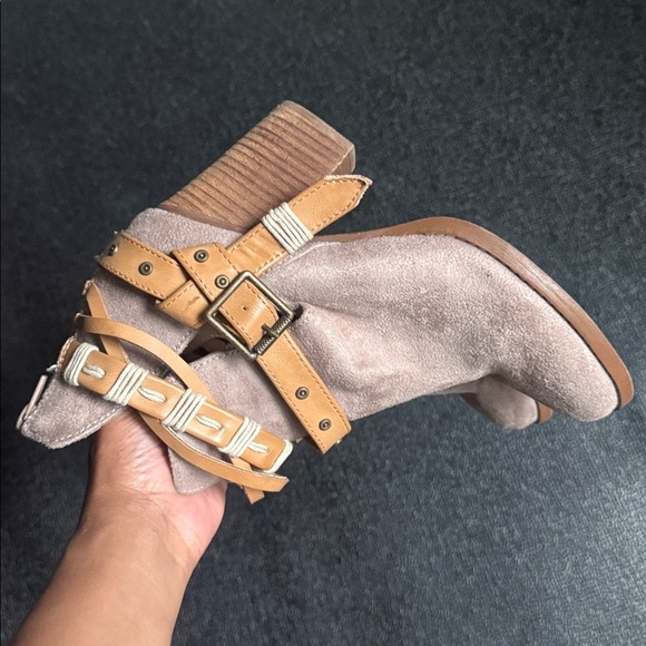 Size 7.5 Stylish Tan Ankle Boots - Picture 4 of 12